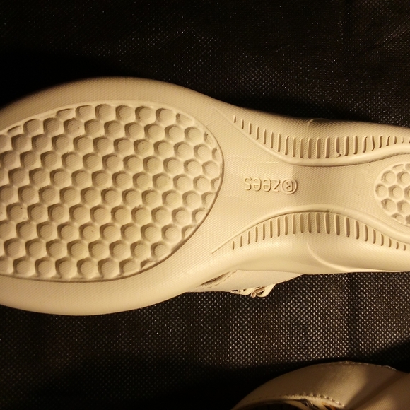 BZees - NWT-Cabana, Size 6.5 Women Sandals Comfort Shoe No Box/Dust Bag Included - Picture 2 of 16